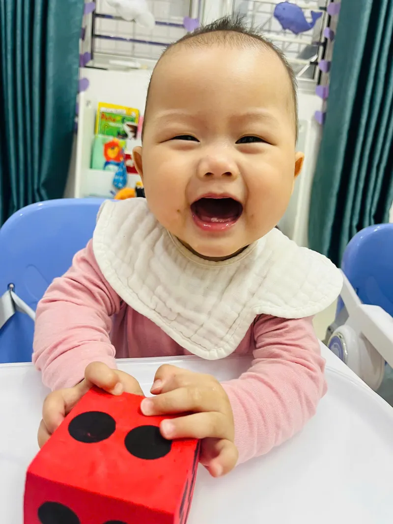 Bé cười giòn tan trong giờ chơi ở lớp