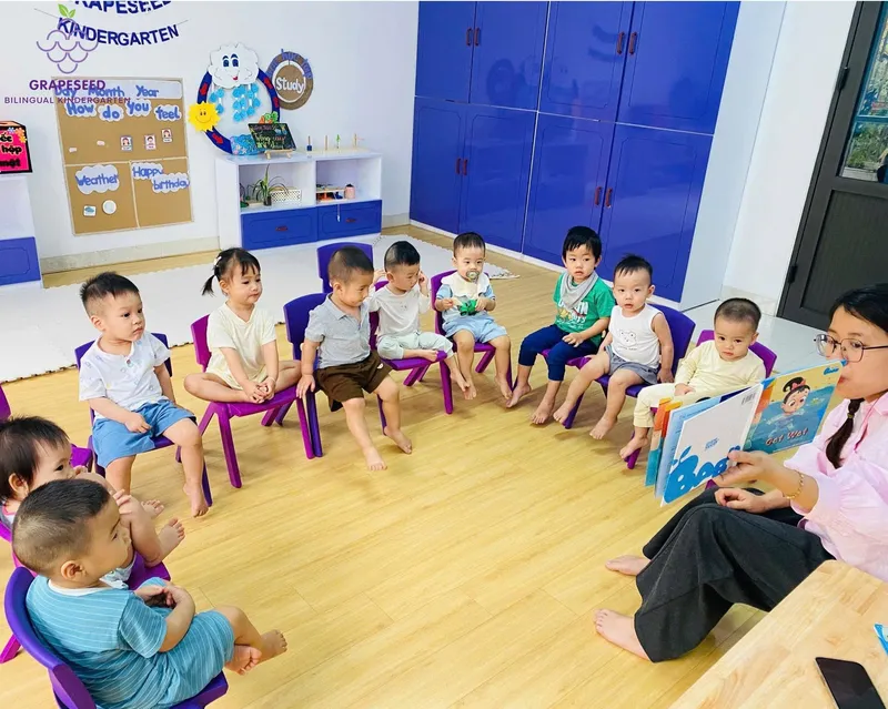 Giờ Circle Time — cả lớp ngồi vòng tròn cùng cô