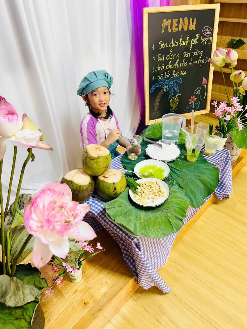 Bé làm tiệc sen dừa
