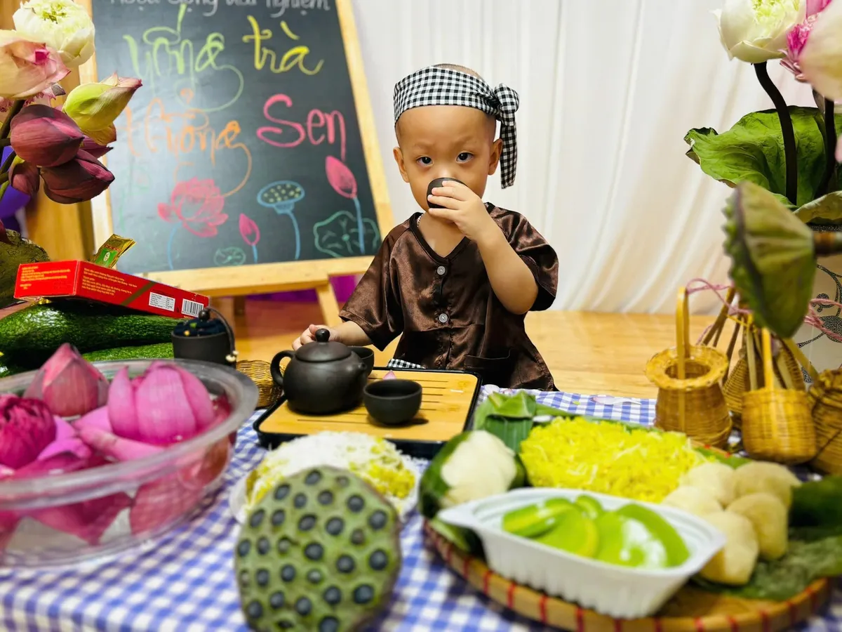 Các bé trải nghiệm hoạt động ẩm thực trà sen, tự tay chuẩn bị món cùng cô giáo